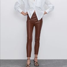 Zara Faux Leather Leggings. Brand New Dark Brown Faux Leather Pants/Leggings. Zipper At The Bottoms. Super Fashionable And So On Trend. Brown Leather Leggings Outfit, Brown Leather Leggings, Brown Leather Pants, Leather Leggings Outfit, How To Wear Leggings, Leggings Outfit, Leather Pant, Velvet Leggings, Best Leggings