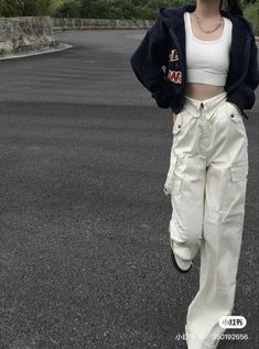 Cargo Pants Outfit Korean Style, Clean Street Style, Cargo Y2k Outfit, Korean Cargo Pants Outfit, Korean Baddie Outfits, Korean Street Wear Women, Hongdae Fashion, Outfit Y2k Aesthetic, Tactical Streetwear