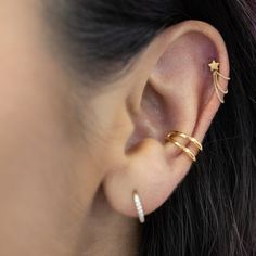 Ce connecteur pour chaîne en or 14 carats est si délicat et scintillant qu'il s'adaptera parfaitement à toutes les oreilles ! Choisissez entre l'or et l'or blanc, court et long ! Utilisez cette pièce pour le cartilage ou les lobes : elle peut être portée de nombreuses façons ! Cette annonce est pour un seul bijou, si vous avez besoin d'une paire, sélectionnez une quantité de 2. Sans nickel. Sans plomb. Sans cadmium. Hypoallergénique. Dimensions : 21 mm de long, 0,8 mm d'épaisseur, passants de 3 Helix Piercing Chain, Piercing Chain, Lobe Piercings, Star Earring, Ear Chain, Accessories Ear, Chain Earring, Earring Gold, Ear Jacket