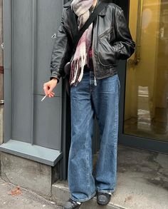 Outfit Inspo Leather Jacket, Adidas Superstar Vintage, Pose Ideas Winter, Vintage Jeans Outfit, Style Inspo Winter, Sambas Adidas, Winter Jacket Outfits, Winter Leather Jackets, Scarf Outfit