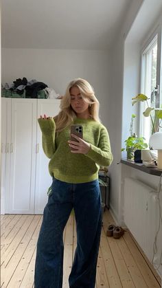 Green Courderoy Pants Outfits, Green Courderoy Pants, Courderoy Pants Outfits, Courderoy Pants, Green Pants Outfit, Outfit School, Pants Outfits, 2022 Fashion, Green Pants