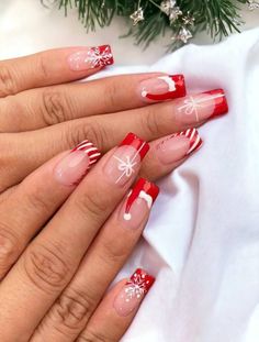 Faux ongles rouge noël, press on nail de noël, faux ongles réutilisable noël, ongle rouge noël, cadeau pour elle, lot 24 faux ongles Commandez directement sur nailfinity.fr et recevez une paire de faux ongles offerte pour chaque deux achetées ! Sublimez vos mains avec notre lot de faux ongles rouge noel, spécialement conçu pour un look élégant et naturel. Ces faux ongles rouge offrent un effet ombré subtil, parfait pour toutes les occasions. Faciles à poser et réutilisables, ils sont la solution idéale pour changer de style en un clin d'œil. Que vous recherchiez une manucure parfaite pour un événement spécial ou un look raffiné au quotidien, ces press on nails sont la touche d'élégance qu'il vous faut. De plus, chaque kit contient tout le nécessaire pour réaliser 4 poses d'ongles complètes Christmas Nails Decorations, Nail Yalda Night, Festive Nails Christmas, Nails Noel, Nail Noel, Nail Art Noel, Santa Nails, Festive Nail Designs, Festive Nail Art