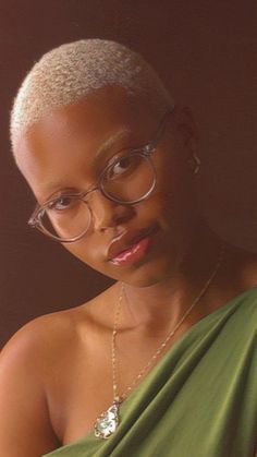 Buzz Cut Women Black, Pixie 2023, Black African Hair, Blonde Twa, Short Platinum Blonde Hair, Buzz Cut Women, Hair Color For Dark Skin