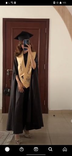 Graduation Outfit With Cap And Gown, Graduation Gown Ideas High Schools, Graduation Outfit Ideas Cap And Gown, Graduation Project Outfit, Hair With Graduation Cap, Graduation Hair Styles With Cap, Hijabi Graduation Outfits Cap And Gown, Arab Graduation, Graduation Hair With Cap