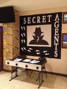 there is a sign on the wall that says secret agent's in black and white