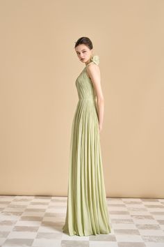 Crafted with premium Tencel fabric and featuring a flattering scoop neck and gathered design, this dress offers unparalleled comfort and sophistication. Elevate your wardrobe with this exquisite piece, perfect for any occasion. Length normal: 145cm - 150cmLength model: 160cm A-line Ruched Maxi Dress For Evening, Summer Green Evening Dress With Ruched Bodice, Elegant Green Evening Dress With Ruched Bodice, Elegant A-line Maxi Dress With Ruched Bodice, Green Ruched Evening Dress For Summer, Elegant Party Dress With Gathered Neckline, Chic Summer Gown With Ruched Bodice, Green Ruched Summer Evening Dress, Chic Formal Dress With Gathered Neckline