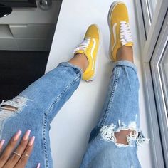 Pinterest:@Bellaxlopes/ig:@instalopesb✨✨ Yellow Sneakers, 90's Fashion, Urban Street Style, Mode Inspo, Shoe Obsession, Old Skool, Vans Shoes, Sock Shoes