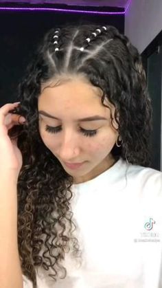 créditos: @biazinhalps Deep Wave Lace Front Wig, Wigs Deep Wave, Curly Hair Beauty, Wave Lace Front Wig, Curly Girl Hairstyles, Curly Hair With Bangs, Curly Hair Tips