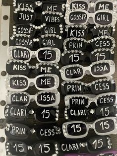 Black Theme Graduation Party, Sixteenth Birthday Outfit Ideas, Photo Themed Birthday Party, Birthday Party Ideas For Turning 13, Cool Sweet 16 Party Ideas, Black Xv Theme, Baddie Themed Party, Writing On Glasses Party, Sixteenth Birthday Party Ideas