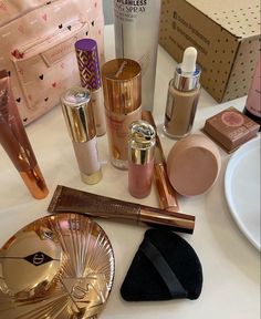 Make Up Tools Aesthetic, Hairstyle Bubble, Clothes Aesthetic Wallpaper, Aesthetic Outfits Clean, Bubble Bath Nails, Clean Girl Hairstyle, Matilda Djerf Outfit, Clean Girl Aesthetic Outfits, Nails Clean Girl