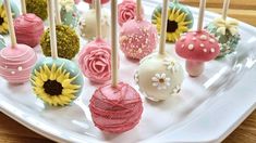 there are many cake pops with flowers on them