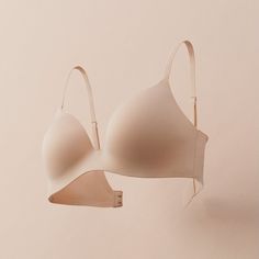 UNIQLO INDIA | Experience the upgraded 3D Hold Bra: polyurethane sheet for fit, four hooks for size, silicon mesh print for chest support, comfort &… | Instagram Bra Display, 3d Garments, Bra Photos, Sports Bra Design, Lab Logo, Bra Brands, Seamless Bra, Wireless Bra, Bra Women