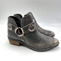 Chinese Laundry Women's Austin Weathered, Distressed Western Style Boots In Black And Buff (Cream). Women's Size 6 Regular / Medium Width. Condition: New Without Box. New To Poshmark? Sign Up Using Invite Code: Tentoday For $10 Off Your Purchase! Casual Career Professional Work Everyday Classic Office Comfort Date Night Out Modern Summer Winter Fall Spring Blogger Casual Minimalist Trends Trendy Favorite Fashion Comfortable Every Day Wardrobe Staple 90s 90's Y2k Ballet Flats Slip On Loafers Poin Distressed Moto Boots With Round Toe, Vacation Shoes, Western Style Boots, Classic Office, Feminine Romantic, Espadrilles Platform, Chinese Laundry Shoes, Slip On Loafers, Fashion Comfortable