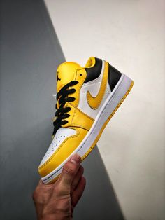 Air Jordan 1 Low ‘Taxi’ University Gold/White/Black 553560-701 Walk the talk and make a statement with our top-quality Sneakers. Shop now and step up your shoe game! Please carefully choosing the size number according the size chart as we CAN NOT offer return or refund if you choose a wrong size.The product need 3-5 business days to check the quality before shipping.Our High Quality Shoes models are various, please contact to our support to ask for the model you need.Because each device displays a different color. Therefore, the actual color of the item may not be 100% the same as [...] Air Jordan 1 Low Taxi, Jordan 1 Low Taxi, Air Jordan 1 Dior, Jordan 1 Dior, Jordan 1 Obsidian, Air Jordan 1 Chicago, Jordan 1 Blue, Blue Chill, Jordan 1 Black