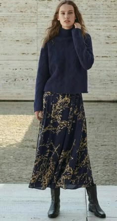 Long Skirt Winter, Printed Silk Skirt, Long Skirt Outfits, Winter Skirt Outfit, Mode Casual, Long Skirts, Modest Clothing, Winter Mode, Silk Skirt