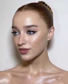 How To Use Makeup, Phoebe Dynevor, Charlotte Tilbury Makeup, Deep Skin, Beauty Shoot, Glowy Skin, Glam Makeup, Charlotte Tilbury