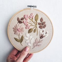 Creative Embroidery, Hand Embroidery Pattern, Sewing Embroidery Designs, Flower Embroidery Designs, Hand Embroidery Stitches, Hand Embroidery Design, Embroidery For Beginners, Hand Embroidery Patterns, Embroidery Techniques