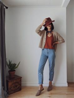 My favourite traditional silhouette that can go from bohemian to feminine to preppy to businesslike and back in a heartbeat. See all the ways I style it! Jeans And Cardigan Outfit, Boho Casual Outfits, Slow Fashion Style, Jeans And Cardigan, Cardigan Outfit, Look Vintage, Boho Casual, Mode Inspiration