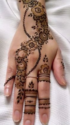 Henna Design 🌙 Mehndi Arabic Design, Floral Mehndi, Mehndi Wedding, Beautiful Simple Mehndi Design, Front Mehndi Design, Floral Henna Designs