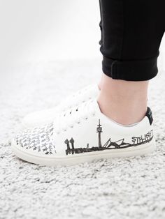 Individualiät wird hier groß geschrieben: bemalbare Sneakers von Mr. Monkies Perfect Sneakers, Shoes Drawing, Converse Sneaker, Wedding Sneaker, Diy Ideas, Wedding Shoe, Converse