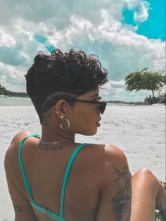 Cabelos femininos 2021 / 2022 - Luiza Gomes Short Hair Designs, Curly Pixie Hairstyles, Short Shaved Hairstyles, Curly Pixie Haircuts, Shaved Side Hairstyles, Shaved Hair Designs, Natural Hair Cuts, Tapered Hair, Natural Hair Short Cuts