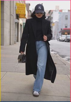 Autumn Black Jeans Outfit, Fall Fashion 2024 Street Style, Paris Autumn Outfits 2024, How To Dress Adidas Samba, Museum Outfit Ideas Aesthetic, Long Sleeve Dinner Outfit, Black Coat And Jeans Outfit, Paris Autumn Outfit Street Styles, New York Winter Fashion Aesthetic