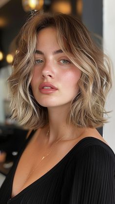 25 Short Wavy Hairstyles to Keep You Stylish and Trendy Curly Balayage Hair, Short Wavy Hairstyles, Rambut Brunette, Beach Wave Hair, Wavy Bob Hairstyles, Wavy Haircuts, Hair Inspiration Short, Wavy Hairstyles