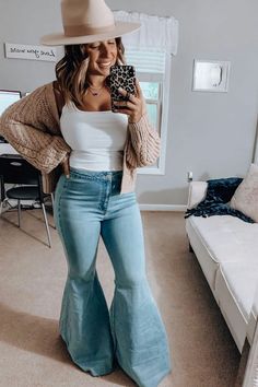 Flare Jeans And Hat Outfit, Outfits With Brim Hats, How To Wear Cropped Cardigan, Southern Hippie Aesthetic, Outfit With Bell Bottom Jeans, Country Look For Women, What To Wear With Bell Bottom Jeans, Cute Outfits With Bell Bottom Jeans, Western Flare Jeans Outfit