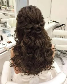 Peinado suelto con chonguuto Curly Wedding Hair, Bridal Hair Updo, Hair Arrange, Long Hair Wedding Styles, Half Updo, Wedding Hair Inspiration