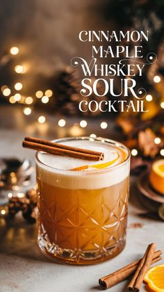 Pear Whiskey Sour, Whiskey Sour Christmas, Easy Whisky Cocktails, Whiskey Infusion Recipe, Whisky Drinks Whiskey Cocktails, Vanilla Whiskey Cocktail, Whisky Sour Cocktail, Christmas Whiskey Sour, Whiskey Sour Recipe Easy