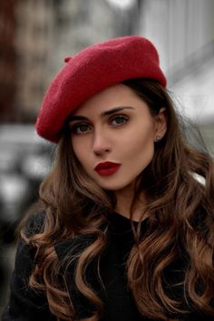 Beret Photoshoot, French Hat Outfit, Paris Outfits Fall, Beret Hat Outfit, Fall Hats For Women, Fall Party Outfit, Victoria Paris