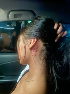 Pretty Mini Tattoos, Tatuaje Hello Kitty, Cross Tattoo Neck, Small Neck Tattoos, Behind The Ear Tattoo, Behind Ear Tattoos, Her Tattoo, Girl Neck Tattoos, Side Neck Tattoo