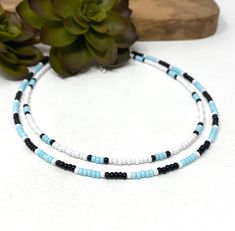 White Blue And Black Beaded Necklace, Blue Seed Bead Bracelet, Necklace Ideas Handmade, White And Blue Bracelet, Diy Wire Jewelry Rings, قلادات متدلية, Small Bead Bracelet