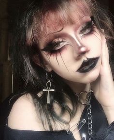 Gothic Horror Makeup, Goth Liner Makeup, Goth Style Makeup, Alt Emo Makeup, Hot Goth Makeup Looks, Goth Alt Makeup, Makeup Inspo Alt, Pink Trad Goth Makeup