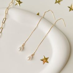 - C E C I -  Elegant enough for special occasions in life and minimalist enough for your daily outfits!✨With a large genuine freshwater pearl (with great lustre!) and 14k gold filled threader, these beauties keep sensitive skin happy and last longer than gold plated earrings. Time to level up, darling! - MATERIAL -  * Waterdrop Freshwater Pearl * 14k Gold Filled Threader * Gold vermeil post (gold on silver - safe for sensitive skin) - DIMENSION -  * Threader length: 9.8cm * Pearl drop length: ~1 Gold Threader Earrings, Threader Earrings Gold, Earrings Bridesmaid, Etsy Bridesmaid Gifts, Mon Cheri, Wedding Jewelry Earrings, Threader Earrings, Bridesmaid Earrings, Water Drops