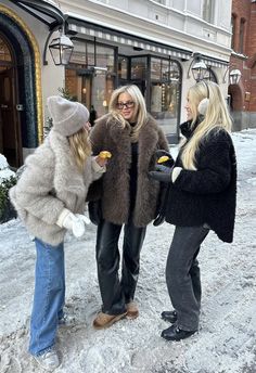 josefinlavold Amsterdam Outfit Winter, Icelandic Fashion, Mode Au Ski, Winter Vacation Outfits, Ski Trip Outfit, York Outfits, Snow Day Outfit, Nyc Winter Outfits, Nyc Fits