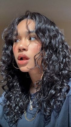 "Curtain bangs with curly hair - Styles that embrace and enhance natural curls - Curly hair inspiration" Long Layered Curly Hair, Layered Curly Haircuts, Long Curly Haircuts, Medium Length Curly Hair, Layered Curly Hair, Haircuts For Wavy Hair