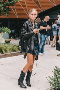 Moto Jacket Style, Street Style Vintage, Western Boots Outfit, Cowboy Boot Outfits, Festival Mode, Baby Mode, Black Cowboy Boots, Nashville Outfits, Boating Outfit