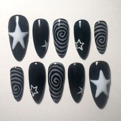 #uñas Nail Marker Designs, Stars And Spirals Nails, Simple Goth Nail Ideas, Nails With Spirals, Black Abstract Nail Art, Spiral Star Nails, Nail Ideas Green And Black, Soft Grunge Nails Short, Raven Inspired Nails