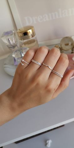 clcollection.com.br Prom Jewlrey, Silver Jewelry Aesthetic Rings, Prata Aesthetic, Classy Jewelry Silver, Cute Silver Jewelry, Rings Aesthetic Silver, Silver Rings Aesthetic, Hand Jewelry Rings, Classy Jewelry