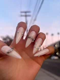 Y2k Stilletos Nails, Pierced Nails Acrylic, Nail Piercing Acrylic, Grimes Nails, Nails With Spikes, Spike Nails, Pierced Nails, Nailart White, Piercing Nails