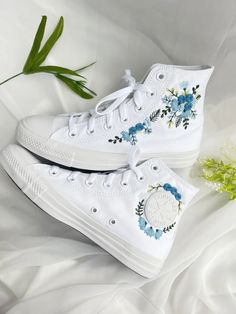 Prom Converse Shoes, Blue And White Converse, Embroidery Patterns Converse, Cool Shoes Converse, Embroidered Shoes Diy Patterns, Embroidery Converse Diy, Shoe Embroidery Ideas, Bridal Converse Shoes, Embroidery On Shoes