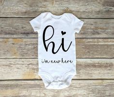 Newborn Svg, Cricut Baby, Projets Cricut, Diy Bebe, Funny Onesies, Newborn Onesies, Baby Projects