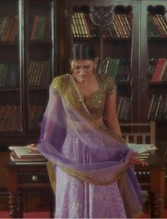 Bollywood Actresses In Indian Suits, 90s Bollywood Dress, Hum Dil De Chuke Sanam Aishwarya Lehenga, 90s Saree Aesthetic, Vintage Indian Outfits, 90s Bollywood Outfits Traditional, Hum Dil De Chuke Sanam Aishwarya Dresses, Hum Dil De Chuke Sanam Aishwarya Outfits, Nandini Hum Dil De Chuke Sanam