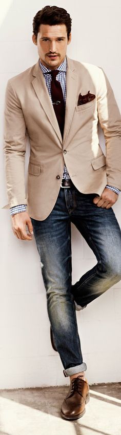 Comprar ropa de este look: https://lookastic.es/moda-hombre/looks/blazer-camisa-de-vestir-vaqueros-zapatos-brogue-corbata-panuelo-de-bolsillo-correa/1529 — Vaqueros Azul Marino — Correa de Cuero Marrón — Zapatos Brogue de Cuero Marrónes — Pañuelo de Bolsillo de Paisley Burdeos — Corbata Burdeos — Blazer Beige — Camisa de Vestir de Cuadro Vichy Blanca y Azul Marino Terno Slim, Herren Style, Stunning Style, Beige Blazer, Leather Brogues, Traje Casual, Sharp Dressed Man, Mens Style, Well Dressed Men