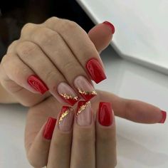 ✨ As unhas perfeitas para brilhar em qualquer ocasião! 💅❤️ O vermelho vibrante combinado com detalhes dourados traz um toque de elegância e sofisticação. Quem mais ama essa tendência? 🥰 #Unhas #NailArt #Elegância #Vermelho #Detalhes #Beleza #Inspiração #Manicure #tendencias2024 Nail Inspo, Nails, Quick Saves