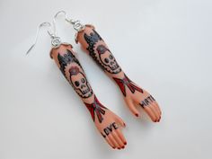 Boucles d'oreilles "Tattoo Lady" tête de mort en métal argenté : Boucles d'oreille par jennifleur Diy Punk Earrings, Skull Hand Earrings, Monster Can Earrings, Oddity Earrings, Horror Earrings, Bijoux Fil Aluminium, Creepy Dolls