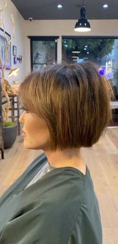 Chin Length Bob With Bangs, Haircut Ideas Brown Hair, Short Textured Bob, Brown Bob Hair, Chin Length Haircuts, Best Hair Dye, Hair Dye Ideas, Beautiful Haircuts, Really Short Hair