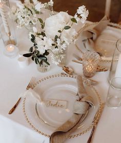 wedding breakfast table decor White Table Decor, Gold Themed Wedding, Charger Plates Wedding, Wedding Table Decor Ideas, Gold Table Setting, Glass Charger Plates, Wedding Venue Decor, Gold Wedding Theme, Christmas Dinner Table