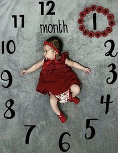 5 Month Baby Photoshoot, One Month Baby Picture Ideas, 1 Month Baby Picture Ideas, 5 Months Baby Photoshoot Ideas, Vom Avea Un Copil, Baby Photography Poses, Diy Newborn Photography, Baby Boy Newborn Photography, Baby Milestones Pictures